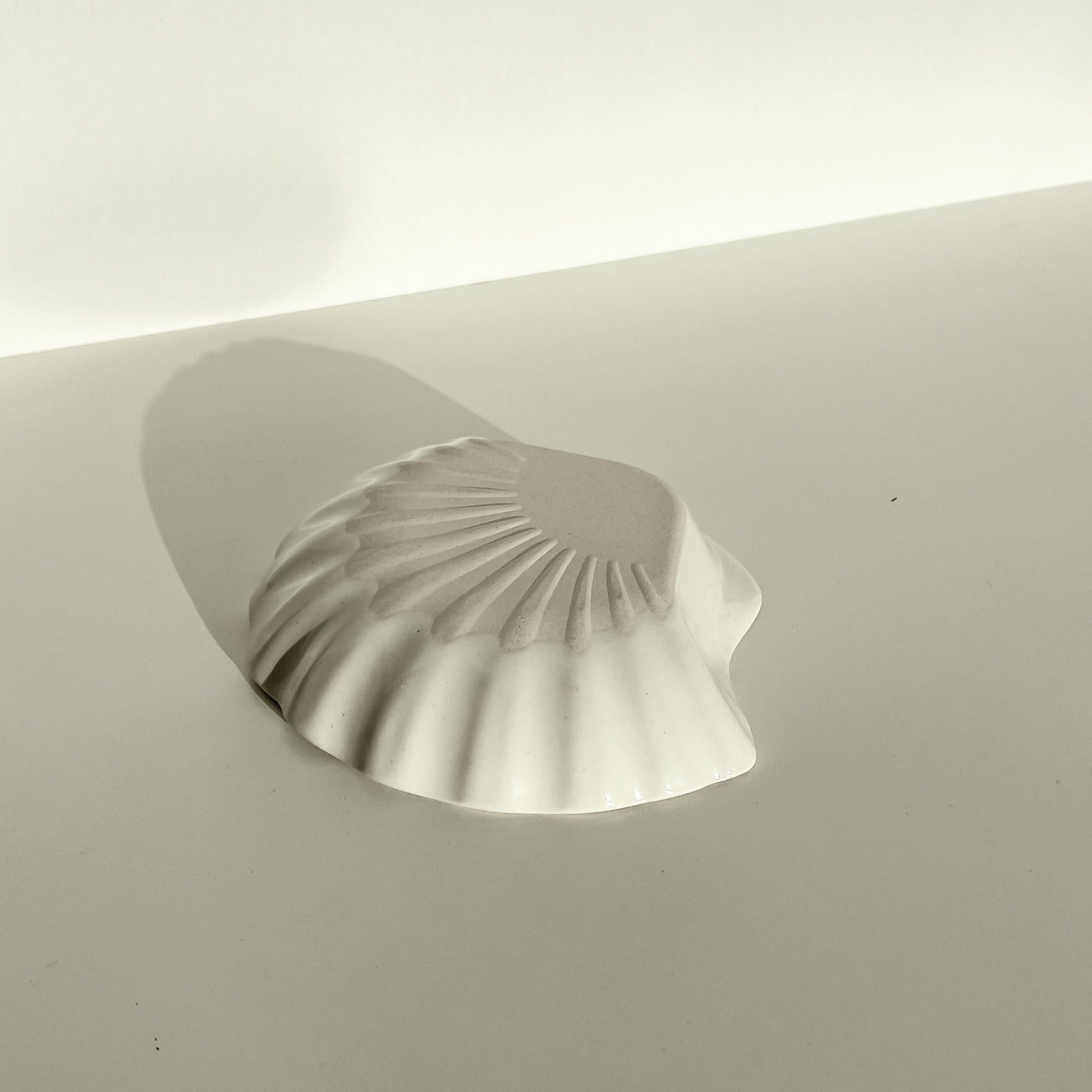 Sia Trinket Dish – White. Limited edition handcrafted trinket dish. Dubai | Sharjah | Mellow | Buy now on MellowOfficial.com